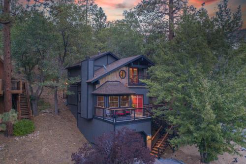 Modern Moonridge Manor - Unique getaway in the mountains! Hot tub! in Big Bear Lake, USA