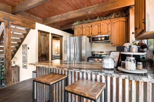 Modern Moonridge Manor - Unique getaway in the mountains! Hot tub! in Big Bear Lake, USA