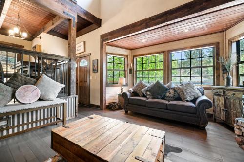 Modern Moonridge Manor - Unique getaway in the mountains! Hot tub! in Big Bear Lake, USA