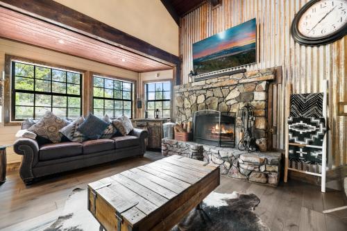 Modern Moonridge Manor - Unique getaway in the mountains! Hot tub! in Big Bear Lake, USA