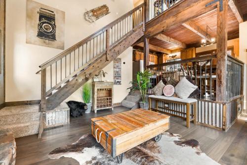 Modern Moonridge Manor - Unique getaway in the mountains! Hot tub! in Big Bear Lake, USA
