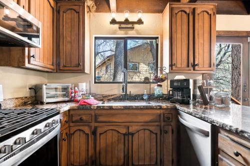 Modern Moonridge Manor - Unique getaway in the mountains! Hot tub! in Big Bear Lake, USA