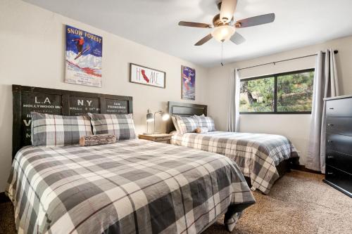 Modern Moonridge Manor - Unique getaway in the mountains! Hot tub! in Big Bear Lake, USA