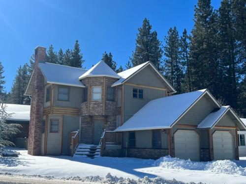 Chateau De Bjorn - Located in a beautiful, desirable area of Big Bear just a close walk to Bear Mountain in Big Bear Lake, USA