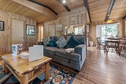 Cozy Forest Getaway - Cozy cabin features a deck with barbecue and just minutes from Big Bear Lake! in Sugarloaf, USA