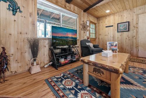 Cozy Forest Getaway - Cozy cabin features a deck with barbecue and just minutes from Big Bear Lake! in Sugarloaf, USA
