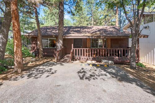 Cozy Forest Getaway - Cozy cabin features a deck with barbecue and just minutes from Big Bear Lake! in Sugarloaf, USA