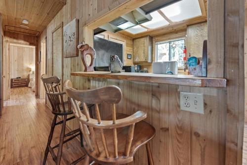 Cozy Forest Getaway - Cozy cabin features a deck with barbecue and just minutes from Big Bear Lake! in Sugarloaf, USA
