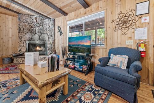 Cozy Forest Getaway - Cozy cabin features a deck with barbecue and just minutes from Big Bear Lake! in Sugarloaf, USA