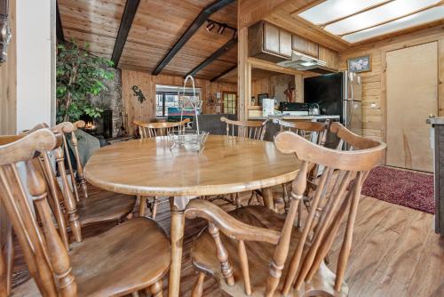 Cozy Forest Getaway - Cozy cabin features a deck with barbecue and just minutes from Big Bear Lake! in Sugarloaf, USA