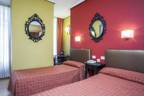 Twin Room image 3