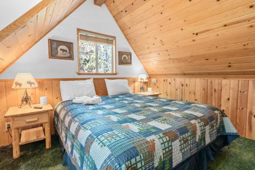 Junipers Cottage - Secluded hideaway with a large fenced yard giving the feeling of privacy! in Big Bear City, USA