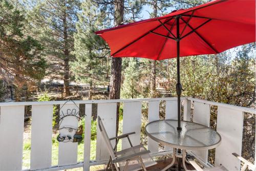 Junipers Cottage - Secluded hideaway with a large fenced yard giving the feeling of privacy! in Big Bear City, USA