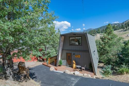 Moon View Cabin- Gorgeous views of the mountain with a hot tub! in Big Bear Lake, USA