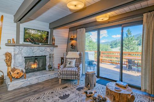 Moon View Cabin- Gorgeous views of the mountain with a hot tub! in Big Bear Lake, USA