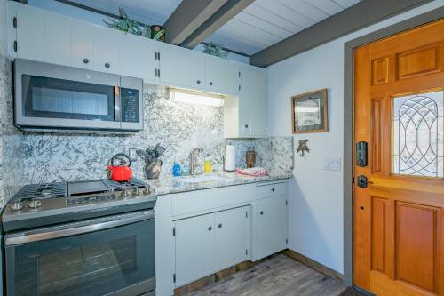 Moon View Cabin- Gorgeous views of the mountain with a hot tub! in Big Bear Lake, USA