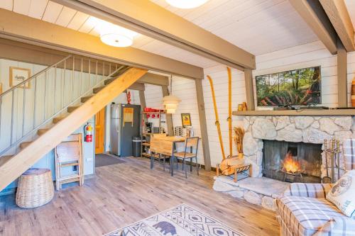 Moon View Cabin- Gorgeous views of the mountain with a hot tub! in Big Bear Lake, USA