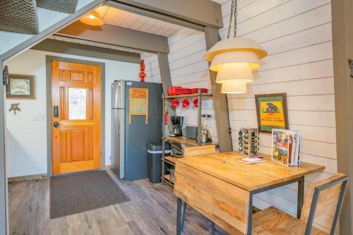 Moon View Cabin- Gorgeous views of the mountain with a hot tub! in Big Bear Lake, USA