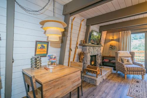 Moon View Cabin- Gorgeous views of the mountain with a hot tub! in Big Bear Lake, USA