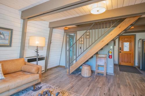 Moon View Cabin- Gorgeous views of the mountain with a hot tub! in Big Bear Lake, USA