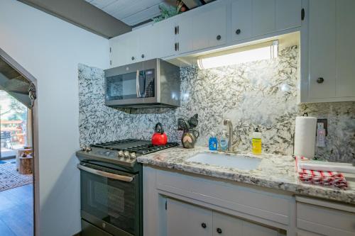 Moon View Cabin- Gorgeous views of the mountain with a hot tub! in Big Bear Lake, USA