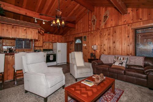 Moonlight Lodge - Lovely house with a large deck, beautiful view of the lake and a hot tub!