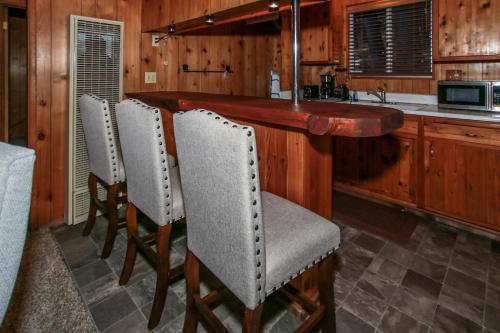 Moonlight Lodge - Lovely house with a large deck, beautiful view of the lake and a hot tub! in Big Bear Lake, USA