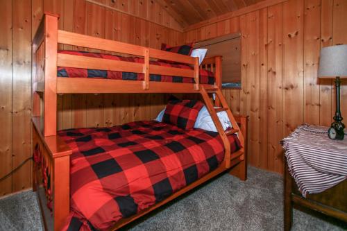 Moonlight Lodge - Lovely house with a large deck, beautiful view of the lake and a hot tub! in Big Bear Lake, USA