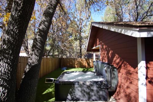 Cozy Red Cabin - Nestled in a cozy neighborhood, short walk to Sugarloaf Park! Hot Tub! in Sugarloaf, USA