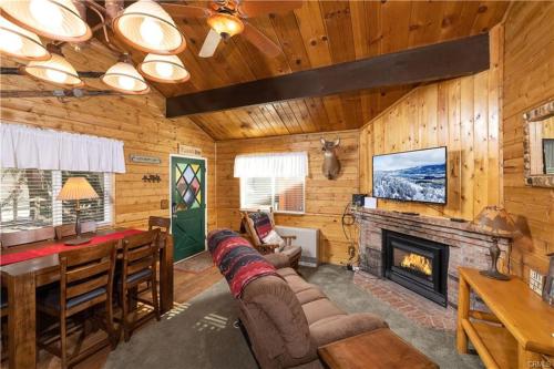 Cozy Red Cabin - Nestled in a cozy neighborhood, short walk to Sugarloaf Park! Hot Tub! in Sugarloaf, USA