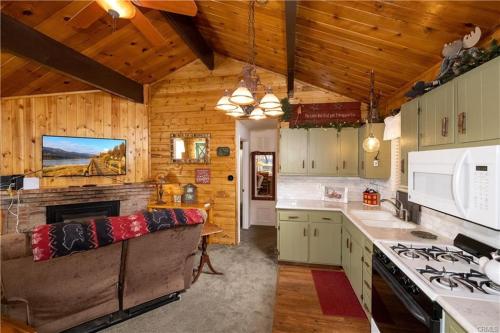 Cozy Red Cabin - Nestled in a cozy neighborhood, short walk to Sugarloaf Park! Hot Tub! in Sugarloaf, USA