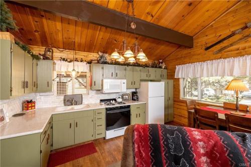 Cozy Red Cabin - Nestled in a cozy neighborhood, short walk to Sugarloaf Park! Hot Tub! in Sugarloaf, USA