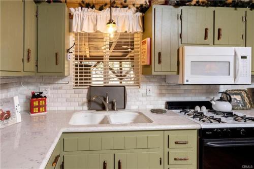 Cozy Red Cabin - Nestled in a cozy neighborhood, short walk to Sugarloaf Park! Hot Tub! in Sugarloaf, USA
