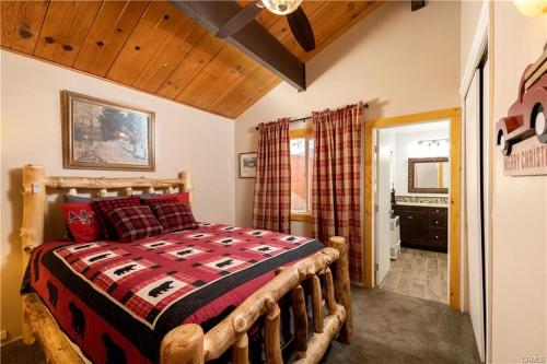Cozy Red Cabin - Nestled in a cozy neighborhood, short walk to Sugarloaf Park! Hot Tub! in Sugarloaf, USA