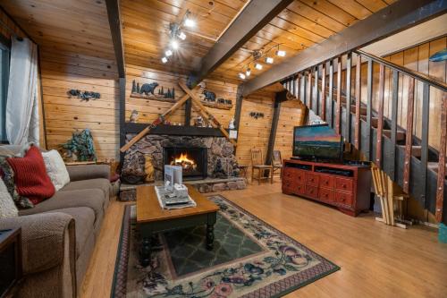 Comfy Cubby - Cozy mountain home in a great location near Bear Mountain Ski Resort