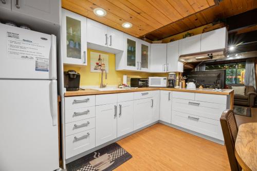 Comfy Cubby - Cozy mountain home in a great location near Bear Mountain Ski Resort in Big Bear Lake, USA