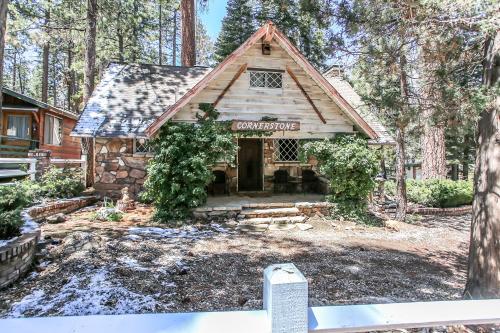 Cornerstone Cabin -Fun and cozy home with a hot tub that backs to the National Forest!