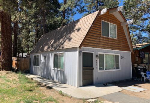 Cub Paws - Cute little cabin with a beautiful wood burning fireplace! in Big Bear City, USA