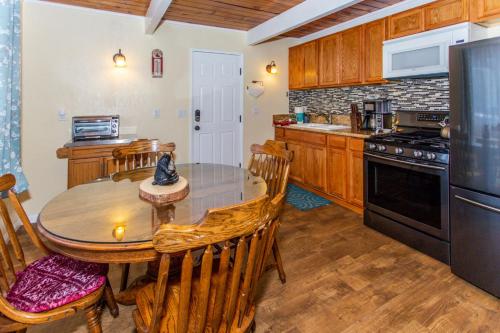 Cub Paws - Cute little cabin with a beautiful wood burning fireplace! in Big Bear City, USA