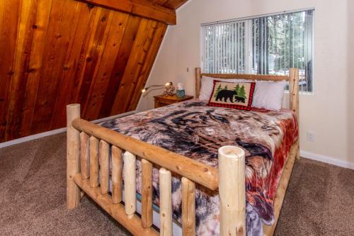 Cub Paws - Cute little cabin with a beautiful wood burning fireplace! in Big Bear City, USA