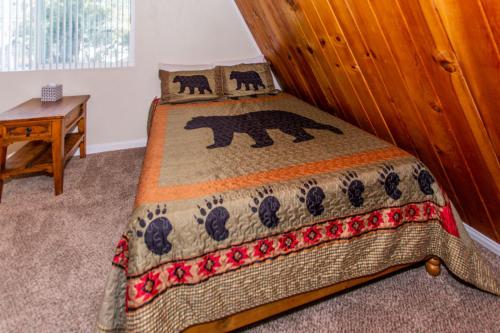 Cub Paws - Cute little cabin with a beautiful wood burning fireplace! in Big Bear City, USA