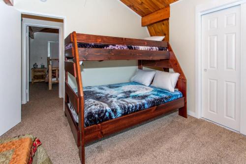 Cub Paws - Cute little cabin with a beautiful wood burning fireplace! in Big Bear City, USA