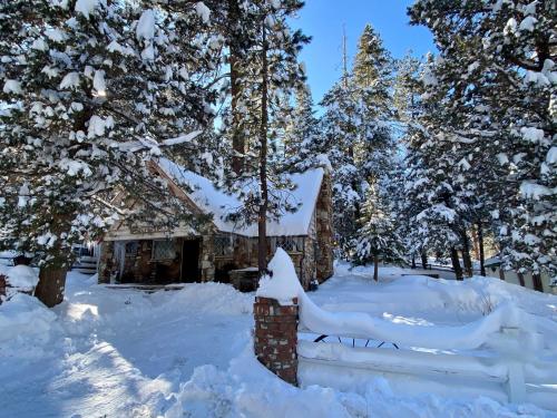 Cornerstone Cabin -Fun and cozy home with a hot tub that backs to the National Forest! in Big Bear Lake, USA