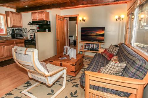 Cottage in the Pines - Great place to stay and close to everything! With Slope views! in Big Bear Lake, USA