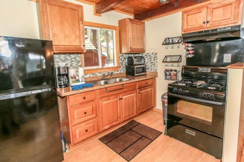 Cottage in the Pines - Great place to stay and close to everything! With Slope views! in Big Bear Lake, USA