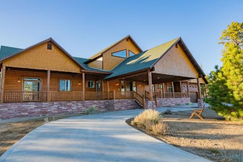 Meadowbrook Estates Ranch - Great location, great lodge, great experience! Hot tub and more! in Big Bear City, USA