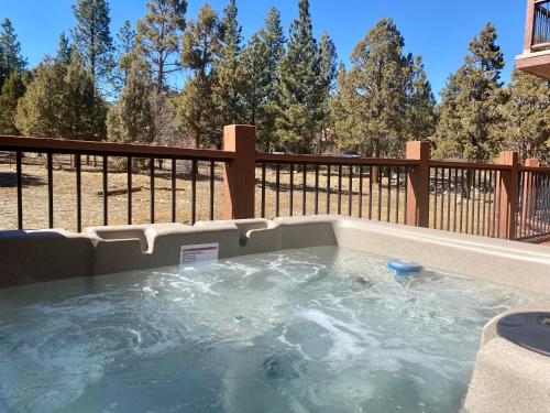 Meadowbrook Estates Ranch - Great location, great lodge, great experience! Hot tub and more! in Big Bear City, USA