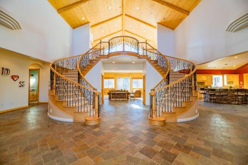 Meadowbrook Estates Ranch - Great location, great lodge, great experience! Hot tub and more! in Big Bear City, USA