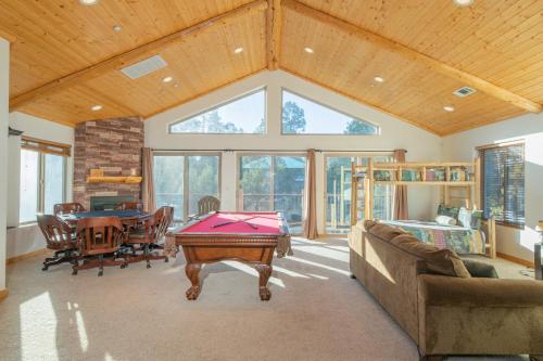 Meadowbrook Estates Ranch - Great location, great lodge, great experience! Hot tub and more! in Big Bear City, USA