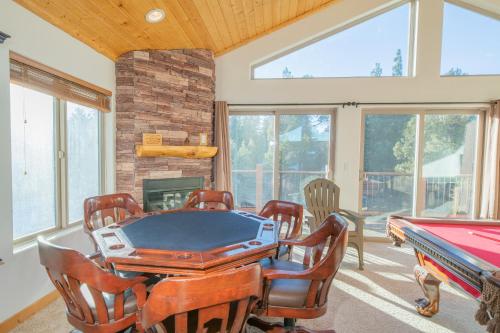 Meadowbrook Estates Ranch - Great location, great lodge, great experience! Hot tub and more! in Big Bear City, USA